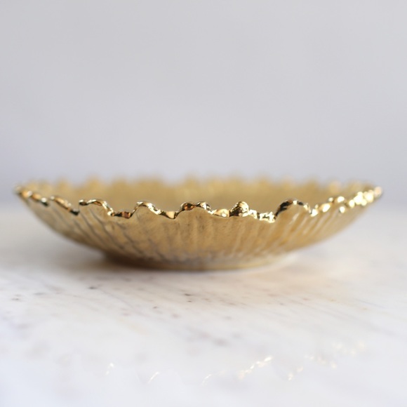 Textured gold dish - Picture 5 of 7